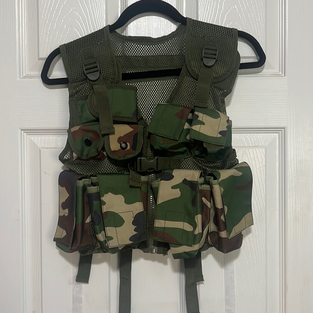 Kids Camo Fishing Vest with 9 pockets and 1 utility pouch